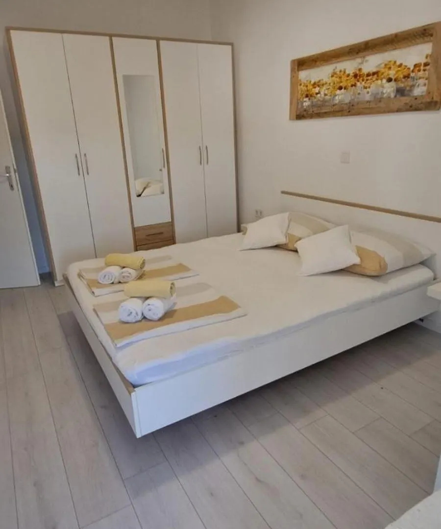 Apartments R&E Supetarska Draga 0*,  Croatia